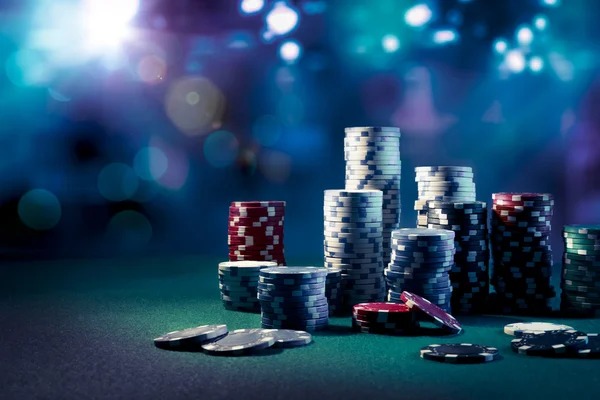 tko77 live-dealer on phone